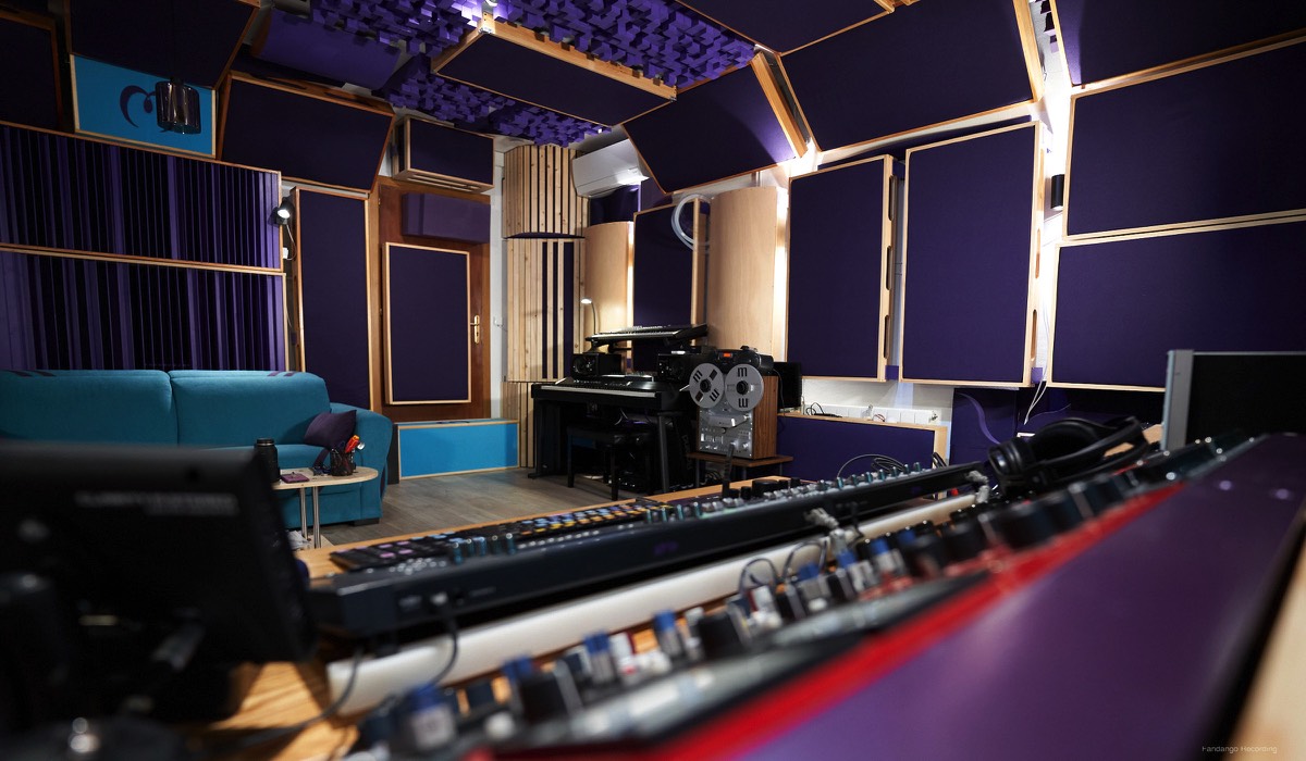 Mastering grade converters, audio cables and patchbays.