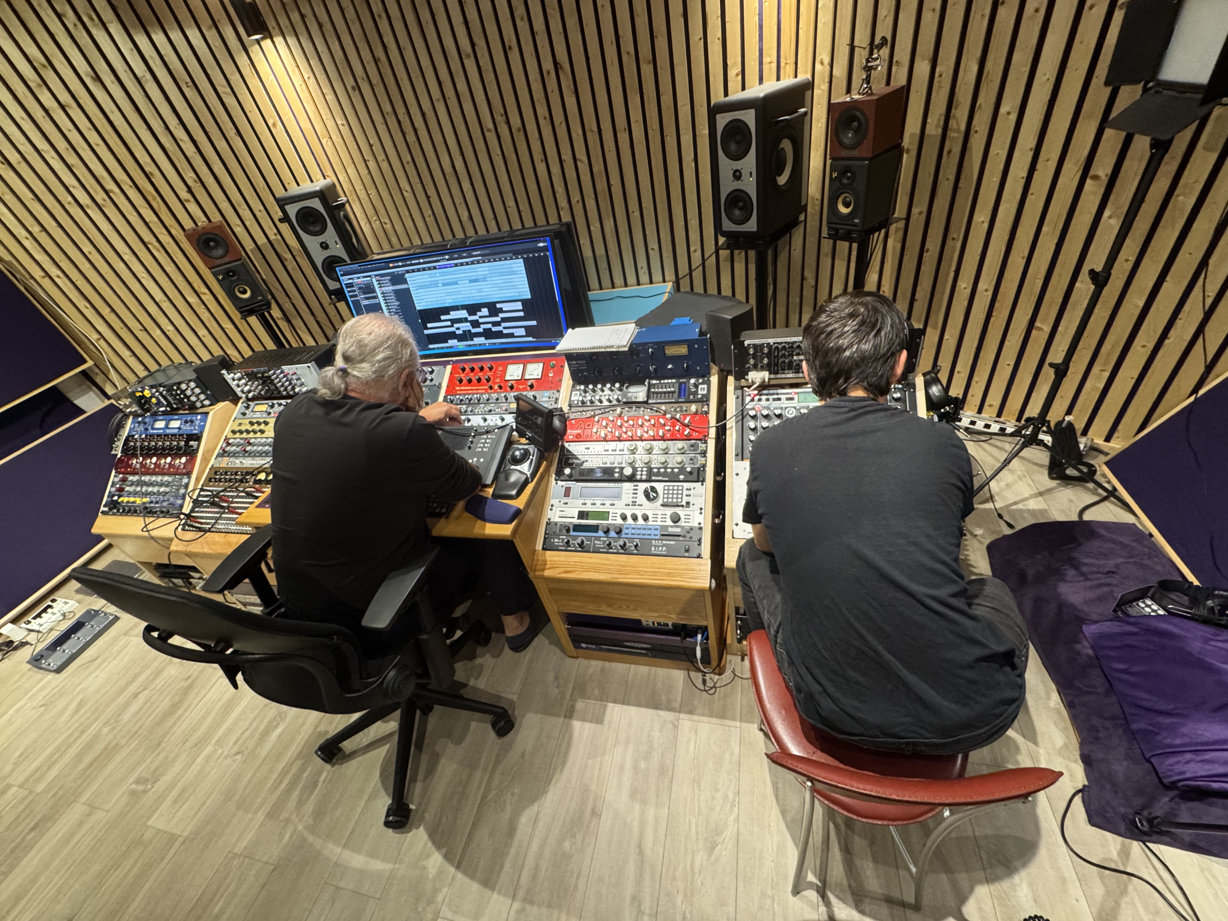 Music-production-in-the-studio