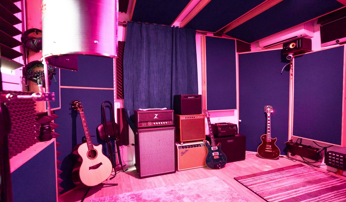 Excellent recording room for vocals, drums, percussion, acoustic and electric guitars, double and electric bass.